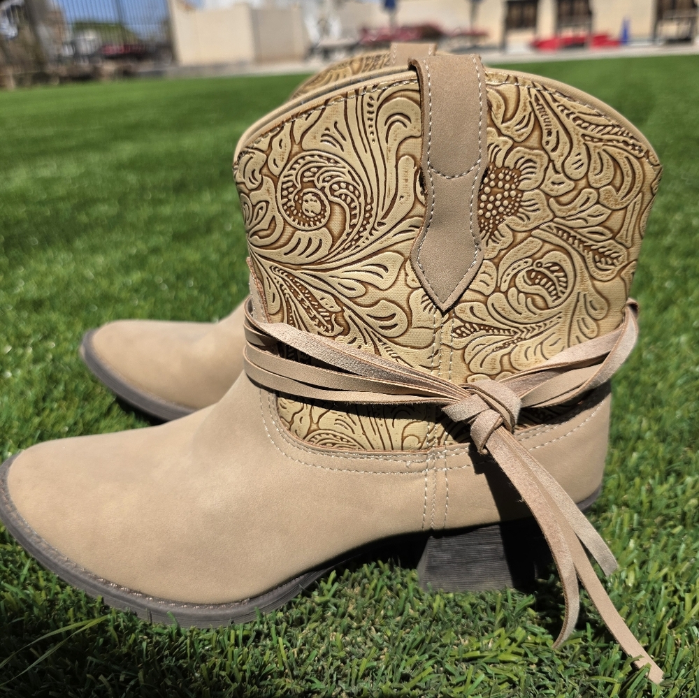 Dingo Tan Boots